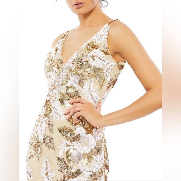 Sleeveless v neckline embellished nude evening gown - Picture 2 of 9